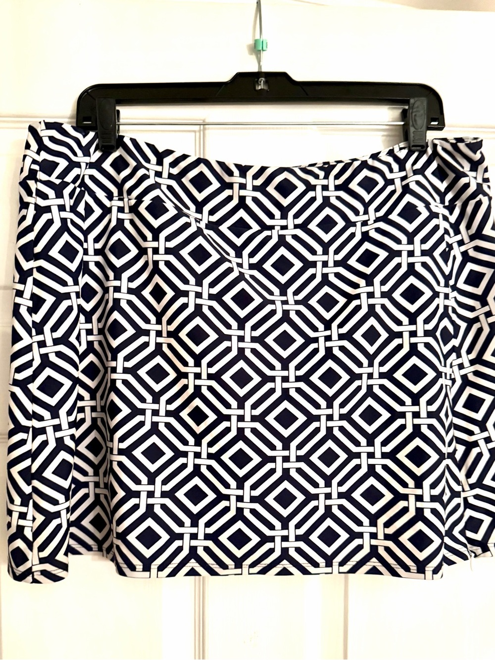 Jude Connally Black & White Geometric Skort. Sz XL. Stretch w/shorts.